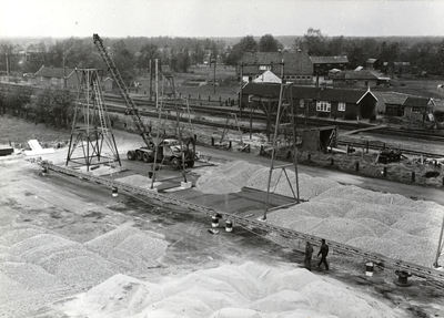 169084 Afbeelding van de aanleg van een tijdelijke bouwplaats voor het aannemersbedrijf Fa. P.C. Zanen N.V. ten behoeve ...
